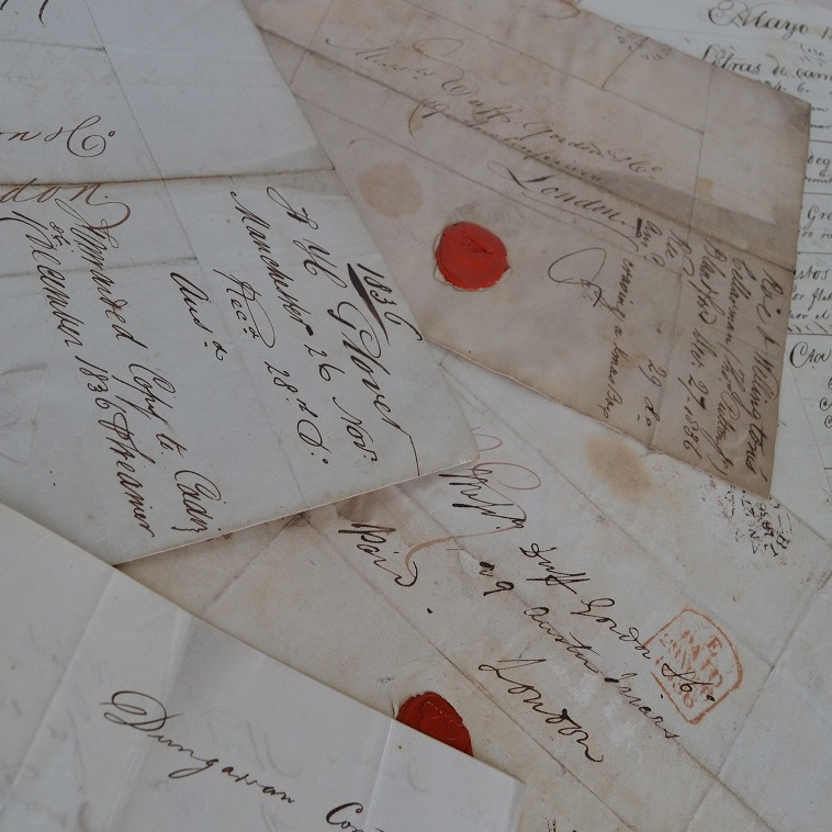 Foto de diferentes documentos históricos que alberga el archivo de Osborne