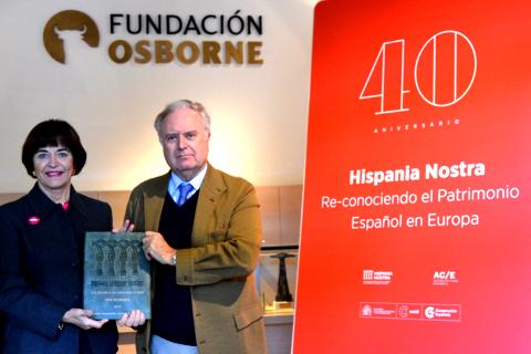 En primer lugar tenemos a la presidenta, Araceli Pereda Alonso de la asociación Hispania Nostra, entregando al presidente de nuestra Fundación Osborne el Premio 2016 al Toro de Osborne en la categoría de: Señalética del Patrimonio Cultural. 