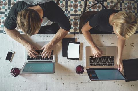 Aparecen estudiantes de la universidad de Cádiz trabajando en el proyecto inconformistas: Espacios de aprendizaje colaborativo